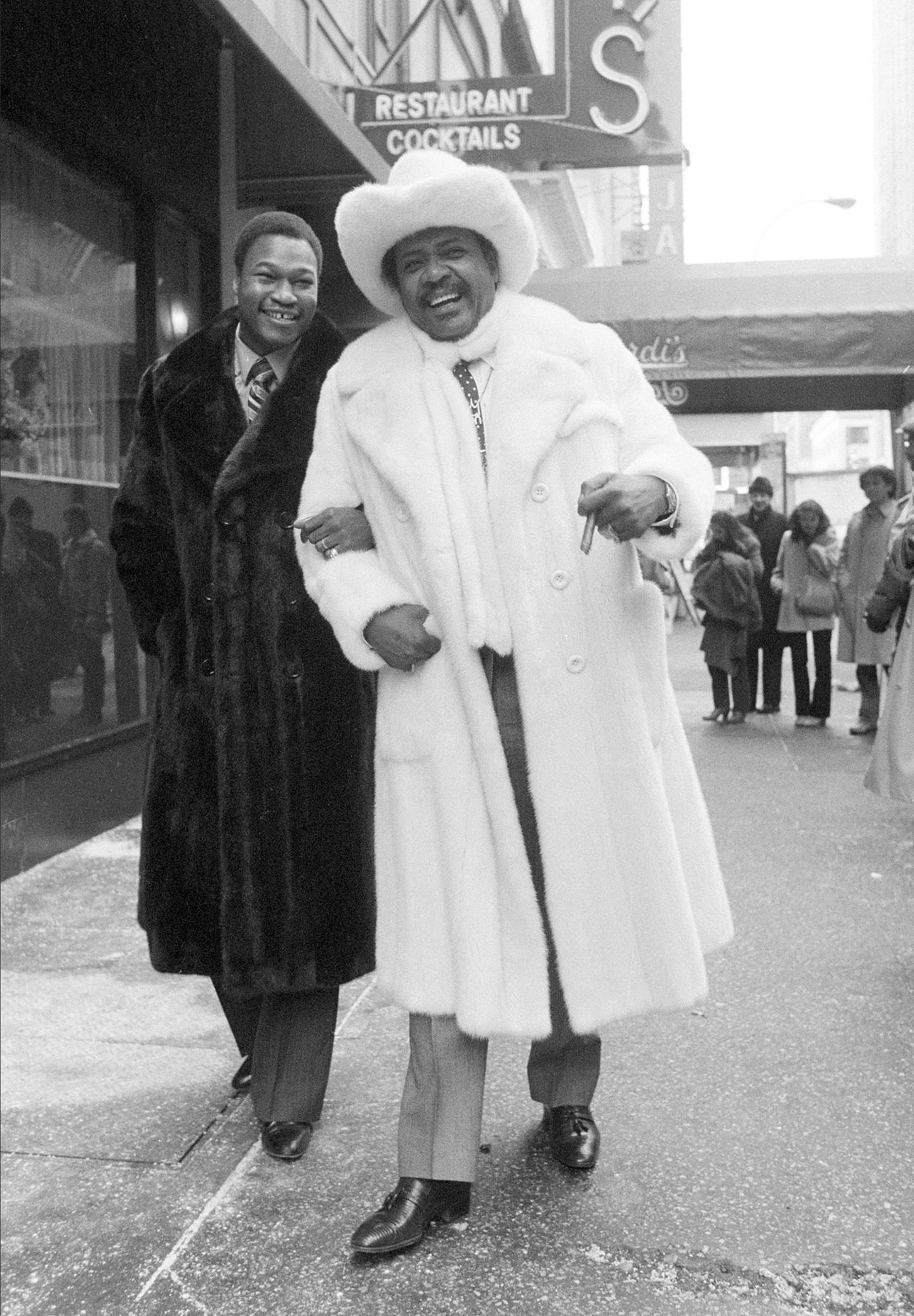 Don King und Boxweltmeister Larry Holmes Anfang der Achtziger in New York, stilecht in Pelz gekleidet. Nach der Trennung von King sagte Holmes: "Wissen Sie, warum er die Haare so hoch trägt? Er will die Hörner verstecken ... . "