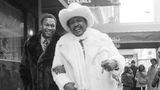 Don King und Boxweltmeister Larry Holmes Anfang der Achtziger in New York, stilecht in Pelz gekleidet. Nach der Trennung von King sagte Holmes: "Wissen Sie, warum er die Haare so hoch trägt? Er will die Hörner verstecken ... . "