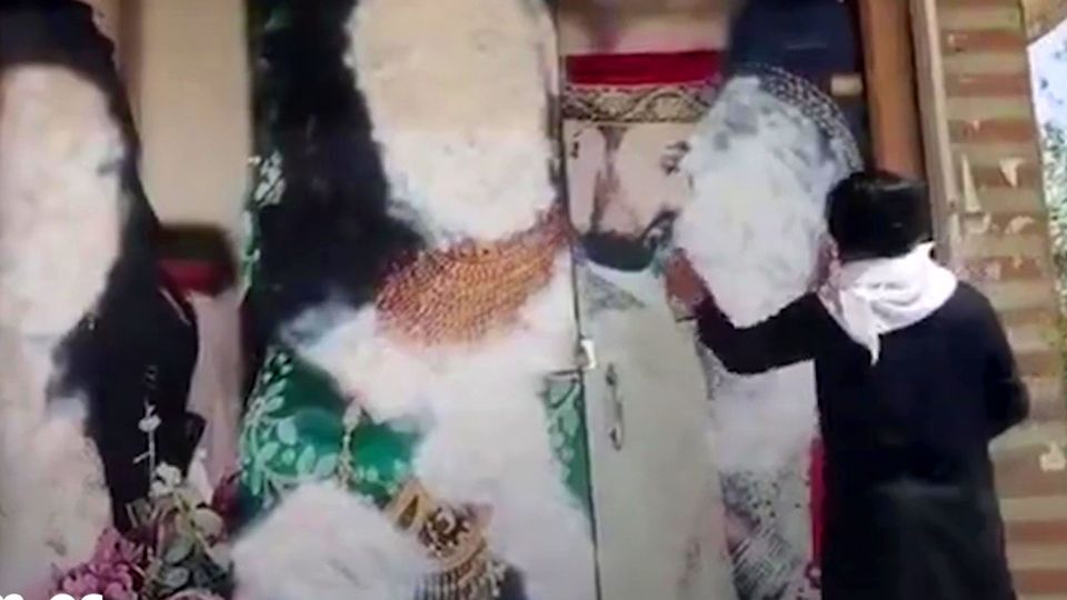 Ein Taliban-Anhänger übermalt Frauengesichter in Afghanistans Hauptstadt Kabul Ein Taliban-Anhänger übermalt Frauengesichter in Afghanistans Hauptstadt Kabul