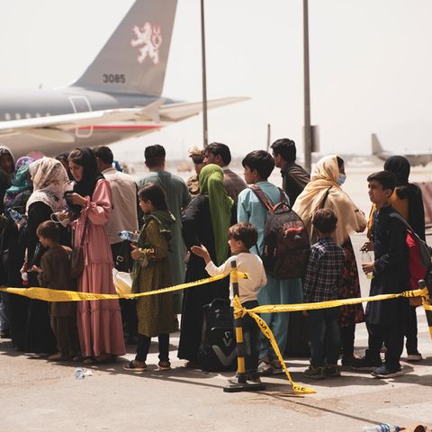 Afghanische Bürger am Flughafen Kabul