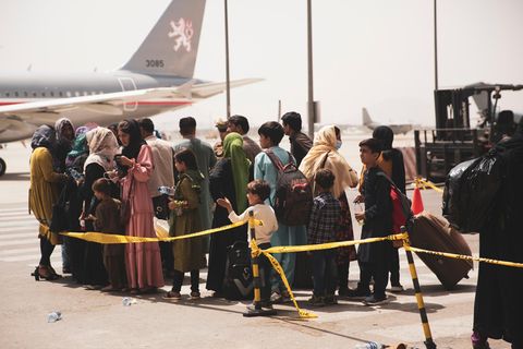 Afghanische Bürger am Flughafen Kabul