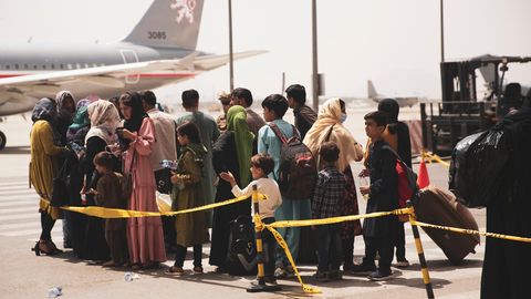 Afghanische Bürger am Flughafen Kabul