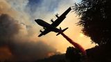 Lockheed HC-130 über einem Brandherd