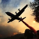 Lockheed HC-130 über einem Brandherd