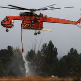 Für solche Einsätze hat sich der S-64E Skyscrane von Sikorsky bewährt, der in seinen Tanks bis zu 10.000 Liter Löschmittel aufnehmen kann.