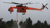 Für solche Einsätze hat sich der S-64E Skyscrane von Sikorsky bewährt, der in seinen Tanks bis zu 10.000 Liter Löschmittel aufnehmen kann.