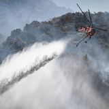 Hubschrauber bei Brandbeklämpfung