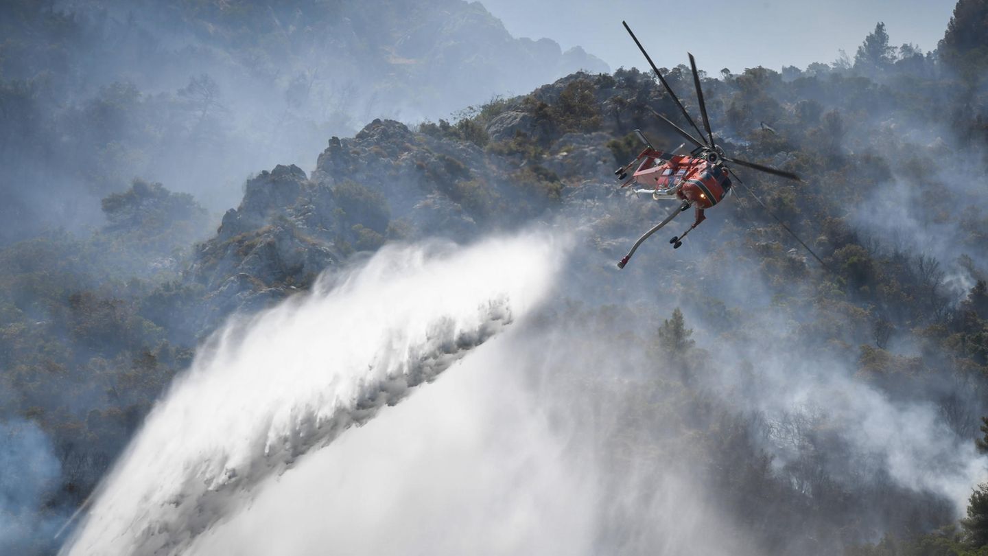Hubschrauber bei Brandbeklämpfung