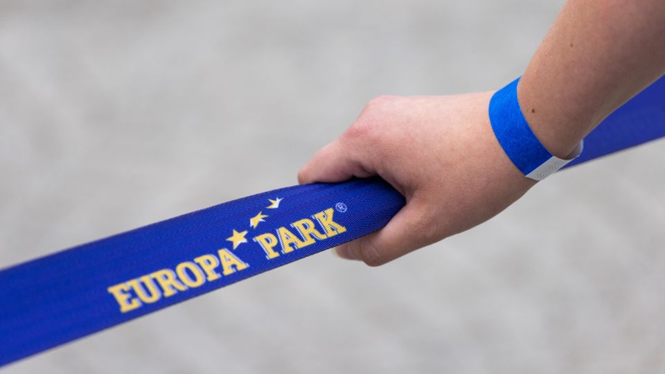 Ungeimpfte Besucher des Europa-Parks in Rust mussten spezielle Armbänder auf dem Gelände tragen