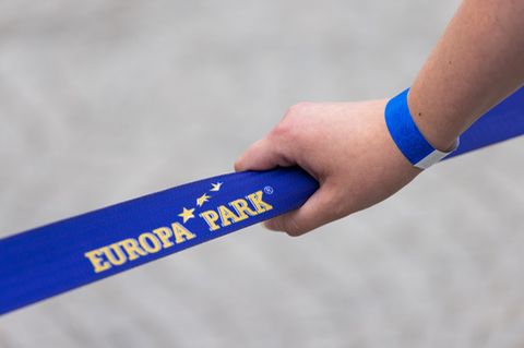 Ungeimpfte Besucher des Europa-Parks in Rust mussten spezielle Armbänder auf dem Gelände tragen