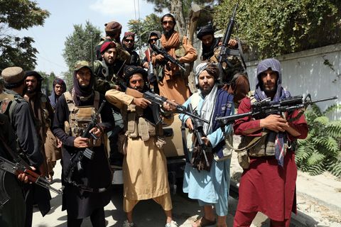 Schwer bewaffnete Taliban-Kämpfer machen zur Feier ihrer Machtübernahme in Kabul ein Gruppenfoto