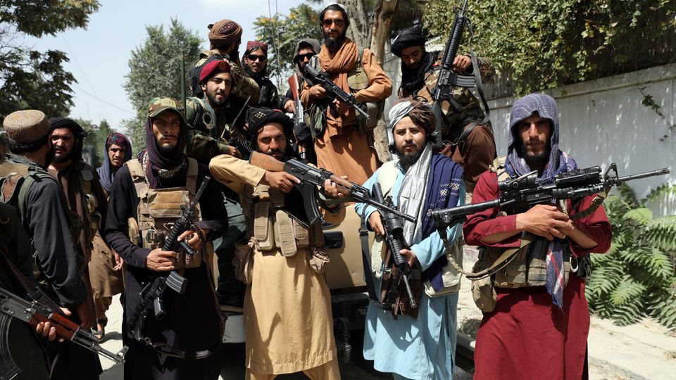 Schwer bewaffnete Taliban-Kämpfer machen zur Feier ihrer Machtübernahme in Kabul ein Gruppenfoto