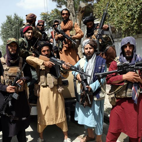 Schwer bewaffnete Taliban-Kämpfer machen zur Feier ihrer Machtübernahme in Kabul ein Gruppenfoto