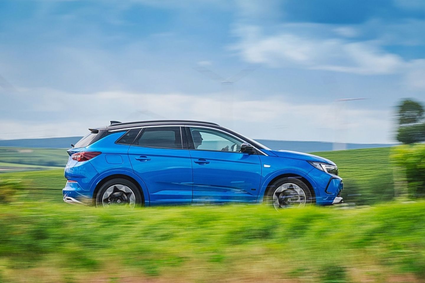 Solange die Batterien Saft haben, agiert der Opel Grandland Hybrid4 geschmeidig