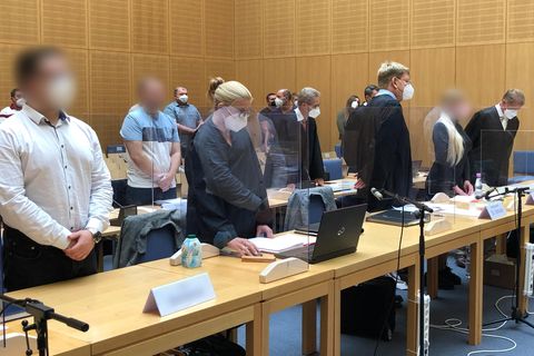 Die Angeklagten (unkenntlich gemacht) stehen mit ihren Anwälten vor Prozessbeginn im Gerichtssaal im Landgericht Weiden in der Oberpfalz (Bayern)