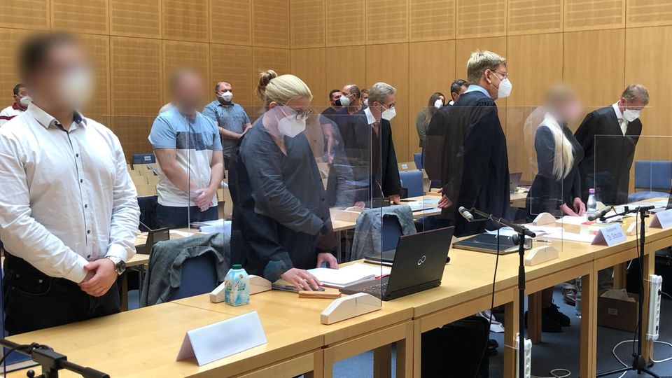 Die Angeklagten (unkenntlich gemacht) stehen mit ihren Anwälten vor Prozessbeginn im Gerichtssaal im Landgericht Weiden in der Oberpfalz (Bayern)