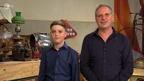 Vater und Sohn Tovar stehen im Studio von Bares für Rares in Pulheim