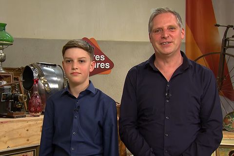 Vater und Sohn Tovar stehen im Studio von Bares für Rares in Pulheim