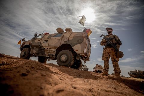Ein Bundeswehrsoldat nahe des deutschen Camps bei Gao in Mali