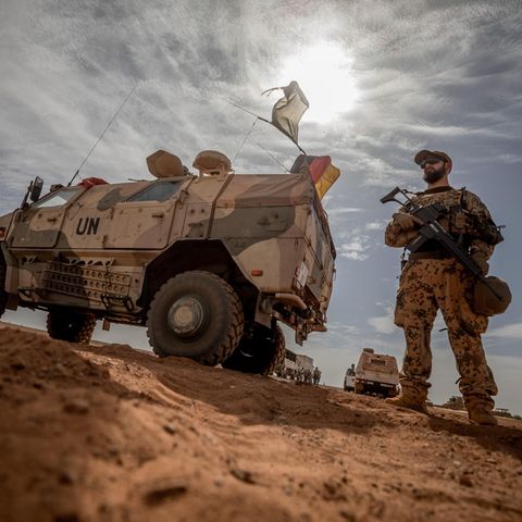 Ein Bundeswehrsoldat nahe des deutschen Camps bei Gao in Mali