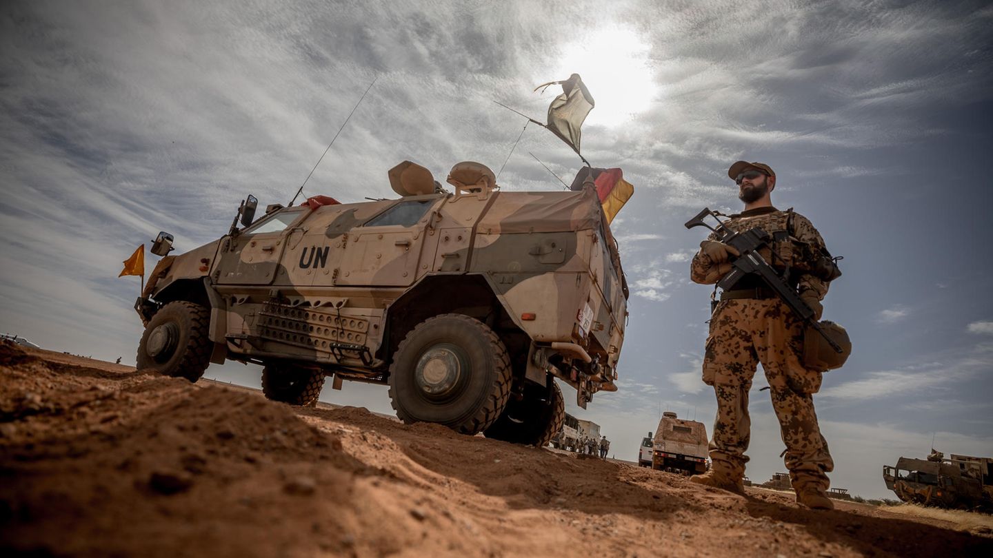 Einsatz der Bundeswehr: Ein Bundeswehrsoldat nahe des deutschen Camps bei Gao in Mali Ein Bundeswehrsoldat nahe des deutschen Camps bei Gao in Mali