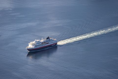 Ein Schiff von Hurtigruten