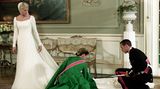 Um die Schleppe und den Schleier der Braut zu richten, gehen Königin und Kronprinz sogar auf die Knie: Sonja und Haakon drapieren das Kleid von Mette-Marit im Königspalast, wo nach der Trauung die Feier mit rund 400 geladenen Gästen stattfand.