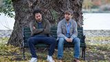 Regisseur und Mitautor Christian Ulmen entfernt "Jerks" in der vierten Staffel noch weiter von dem dänischen Serienvorbild "Klovn" und nähert sich stärker den eigenen Abgründen, wie Fahri Yardim im stern-Interview bekannte. Wer befürchtet hatte, das Format sei mit den ersten drei Staffeln ausgereizt, wird hier eines Besseren belehrt: Die Serie geht weiterhin so furchtlos wie lustvoll über Tabus und Geschmacksgrenzen hinweg.  Die neuen Folgen von "Jerks" sind ab dem 4. Januar immer dienstags in Doppelfolgen zu sehen.
