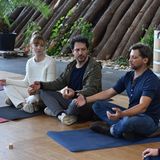 Fahri ist eifersüchtig, weil sich Pheline (Pheline Roggan, 2.v.l.) für Klimaschutz engagiert und viel Zeit mit einem gut aussehenden Aktivisten verbringt. Und so drängt er sich kurzerhand in die Gruppe hinein und stört das gemeinsame Meditieren. 