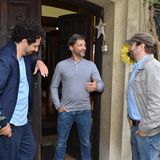 Diese Serie lässt niemanden kalt: Seit ihrem Start 2017 hat "Jerks" die Zuschauer gespalten wie Moses das Meer. Entweder man liebt die lustvollen Grenzüberschreitungen von Christian Ulmen und Fahri Yardim, oder man wendet sich entsetzt ab. Auch in Staffel 4 (ab 4. Januar auf ProSieben) sind sich die beiden für keine Geschmacklosigkeit zu schade. Unter anderem versucht Fahri diesmal seine Beziehung mit Pheline zu retten, arbeitet ein frühkindliches Trauma auf und lernt seinen Halbbruder kennen.