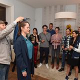 Auch in der Beziehung zwischen Christian und Emily (Emily Cox) läuft nicht alles rund. Als Geburtstagesgeschenk bereitet er für seine Freundin eine Überraschungsparty vor - doch die Freude hält sich bei der Jubilarin in Grenzen. 