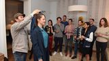 Auch in der Beziehung zwischen Christian und Emily (Emily Cox) läuft nicht alles rund. Als Geburtstagesgeschenk bereitet er für seine Freundin eine Überraschungsparty vor - doch die Freude hält sich bei der Jubilarin in Grenzen. 