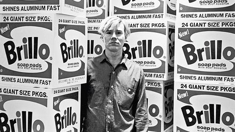 Andy Warhol 1964 vor einer ­seiner Werkserien: den »Brillo-­Boxen«, Nachbildungen von Verpackun­gen für Putzschwämme