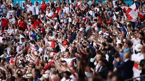Großbritannien, London: Fußballfans feiern im Wembley-Stadion