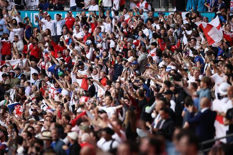Großbritannien, London: Fußballfans feiern im Wembley-Stadion