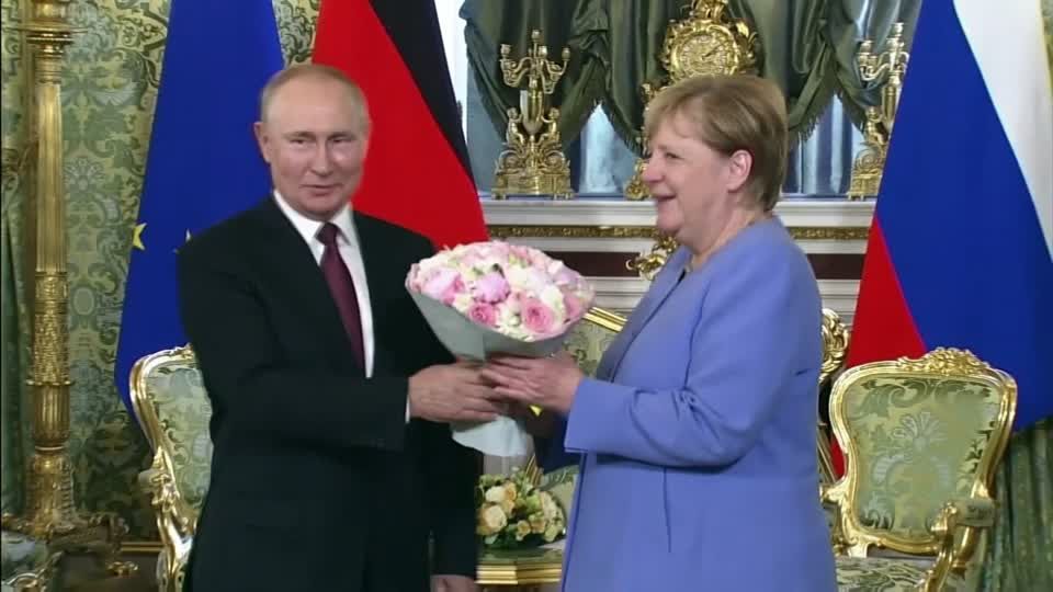 Video: Ein letztes Mal: Angela Merkel zu Arbeitsbesuch in Russland