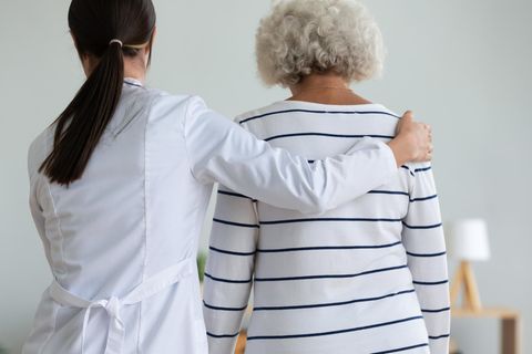 Pflegerin mit Patientin