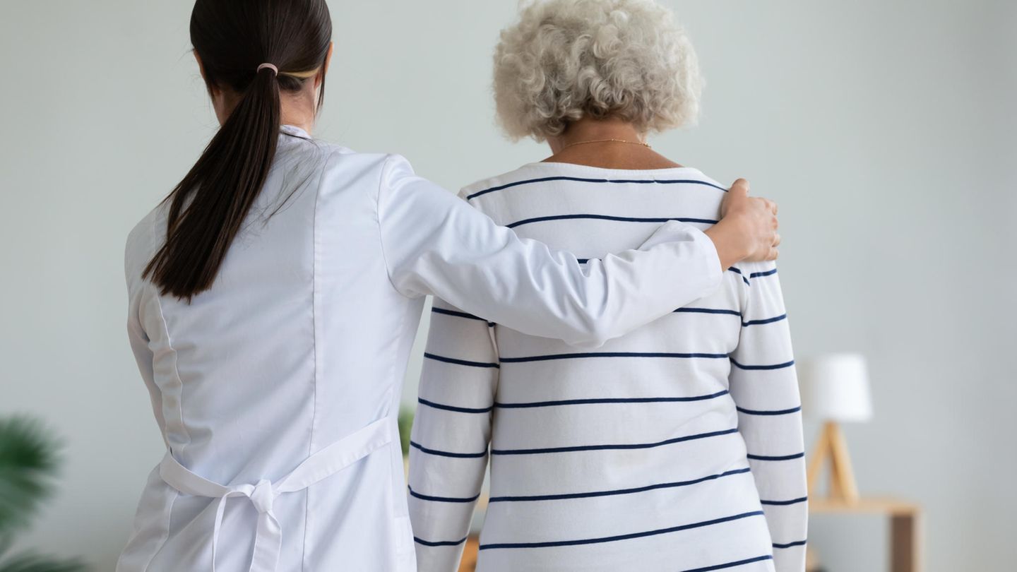 Pflegerin mit Patientin