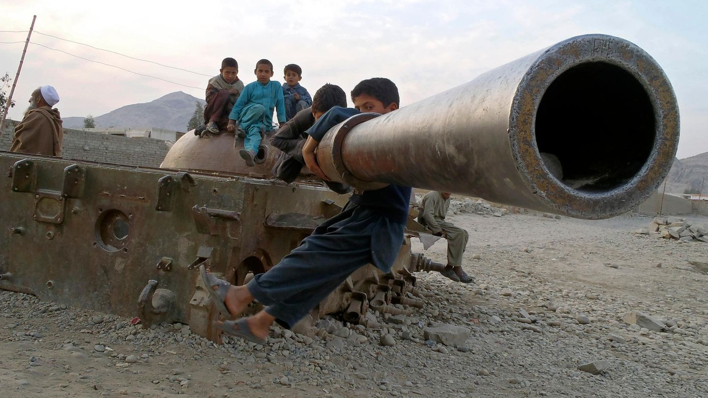 Taliban und Russland Kinder spielen auf einem alten sowjetischen Panzer in Behsood, Afghanistan