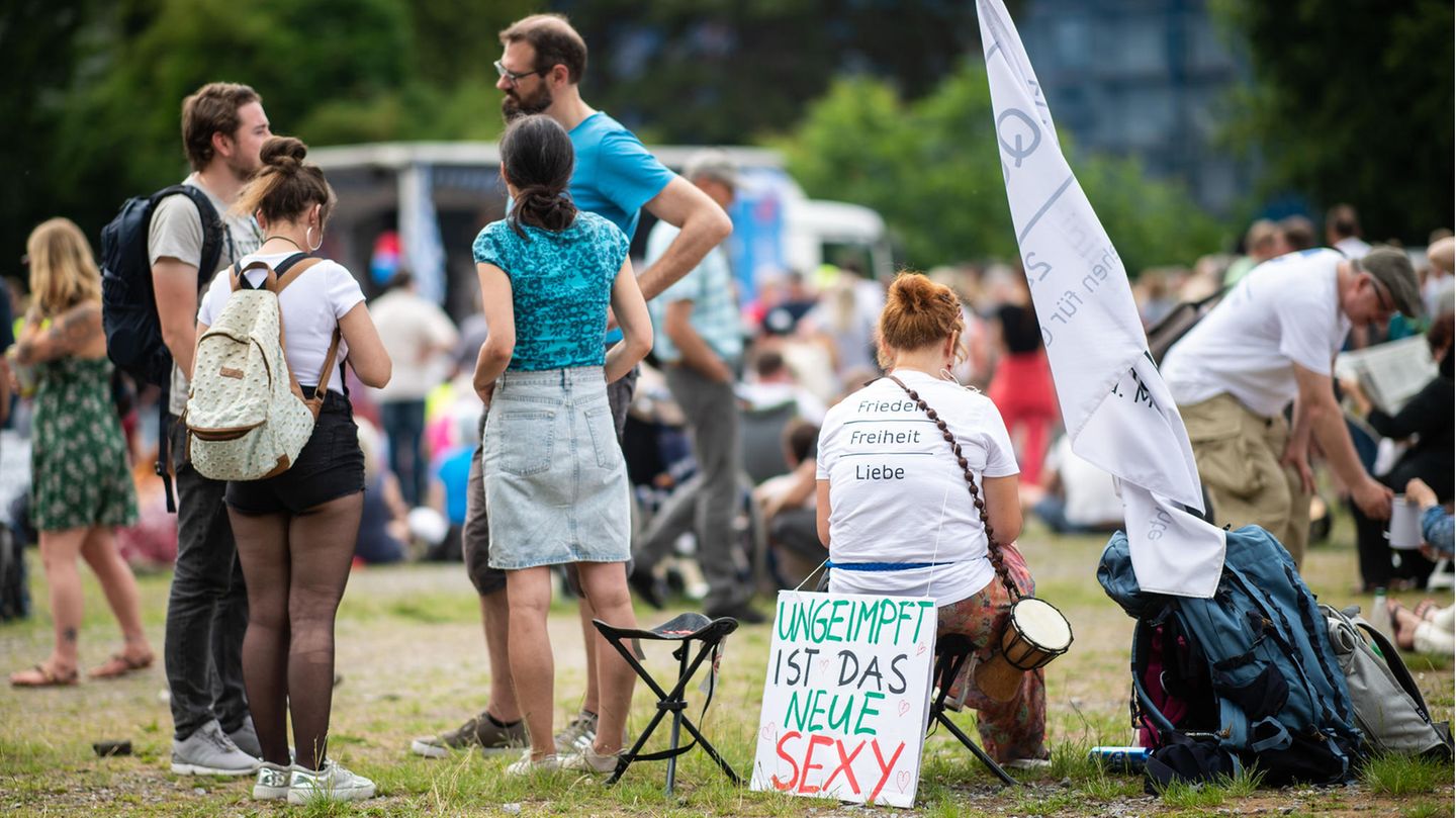 Teilnehmer einer Demonstration gegen die Corona-Maßnahmen in Bochum