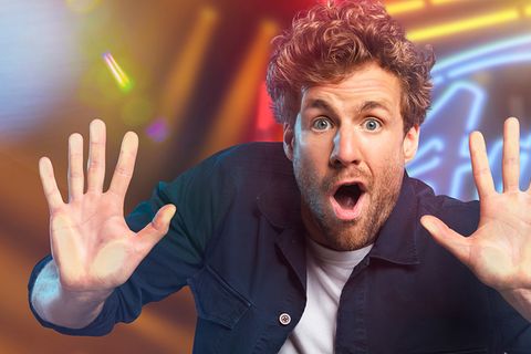 Luke Mockridge schaut in die Kamera und hält die Hände nach vorne