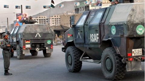 2005 patrouillieren deutsche Soldaten in gepanzerten Fahrzeugen in Kabul