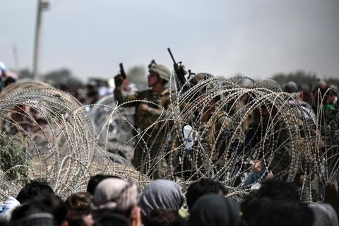 Auf der Flucht vor ihrem Mann, dem Taliban: Faezeh stand im Gedränge vorm Flughafen Kabul. Ihre Schwester berichtet von ihrer Verzweiflung