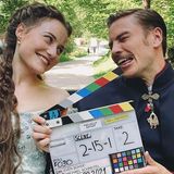 Devenport und Schümann bei den Dreharbeiten in Berchtesgarden. Über vier Monate wurde die sechsteilige Serie in Lettland, Litauen, Österreich, Ungarn und schließlich in Deutschland gedreht. 