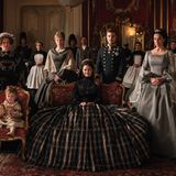 "Downton" Abbey lässt grüßen: Die "Sisi"-Macher legten großen Wert auf authentische Kostüme. Auch die Nebenrollen sind hochkarätig besetzt: Gräfin Esterhazy (Tanja Schleiff), Tochter (Luize Pars Balode), Fanny (Paula Kober), Sisi (Dominique Devenport), Franz (Jannik Schümann), Erzherzogin Sophie (Désirée Nosbusch)