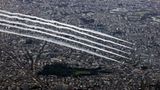 Tokio, Japan. Jets der japanischen Luftselbstverteidigungsstreitkräfte fliegen in Formation über Tokio. Das Schauspiel stellt die Generalprobe für die Eröffnungsfeier der Paralympischen Spiele, die am 24. August beginnen.