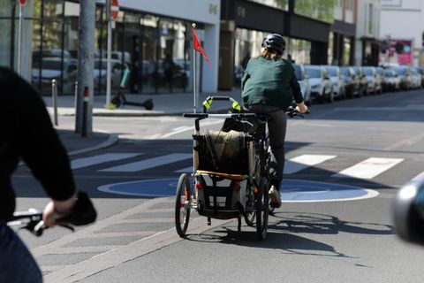 Frau von hinten auf einem Lastenfahrrad