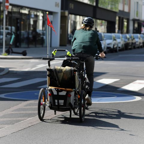 Frau von hinten auf einem Lastenfahrrad