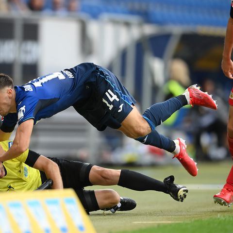 Schiedsrichter-Assistent Mike Pickel wird unsanft vom Hoffenheimer Spieler Christoph Baumgartner zu Boden gecheckt