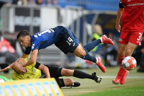 Schiedsrichter-Assistent Mike Pickel wird unsanft vom Hoffenheimer Spieler Christoph Baumgartner zu Boden gecheckt